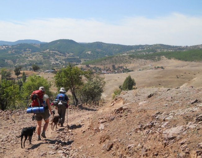 walking-to-ucbas-village