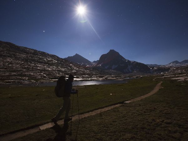 01-yosemite-man-hiking_35639_600x450