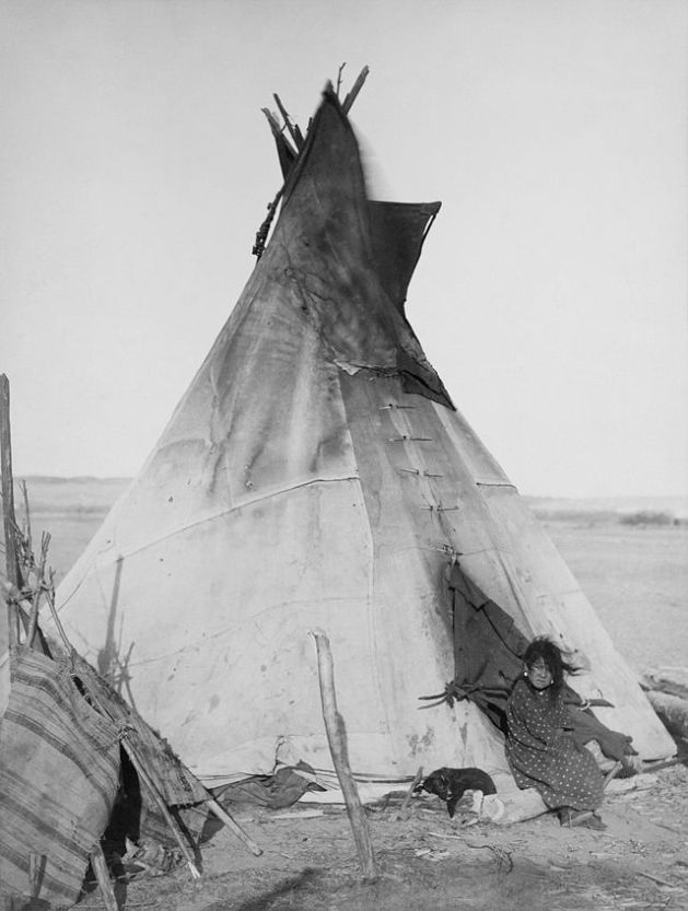 640px-Oglala_girl_in_front_of_a_tipi2