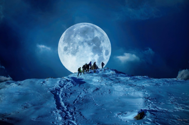 Moonwalk-Photography-by-Ronny-Tertnes-ronnytertnes.no-full-moon-hike-winter-night-snow-hiking-